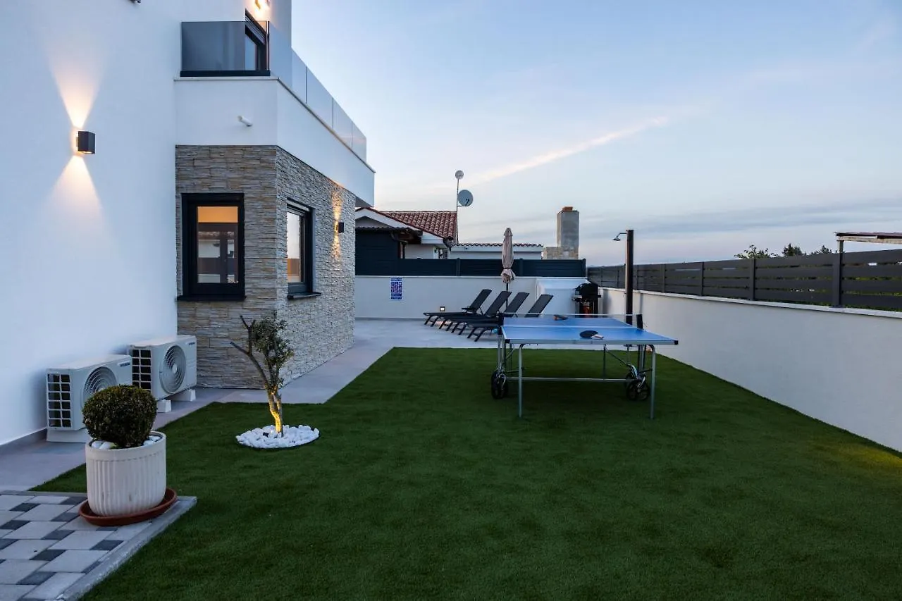 Villa Noah Sisan